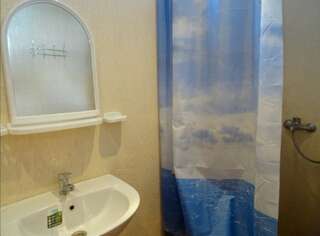 Гостевой дом У Наиры Новый Афон Трехместный номер эконом-класса-5